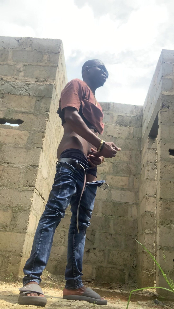 Dickass3x: Une rapide dans un bâtiment incomplétible sous le soleil