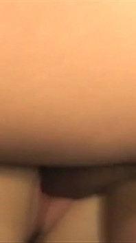 Brünette brünette MILF mit großen weichen möpsen liebt analsex und liebt es, heißes sperma zu bekommen