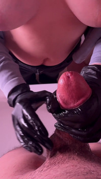 화장실에서 배다른 아들을 붙잡고 검은 장갑으로 그를 심하게 처벌하는 계모