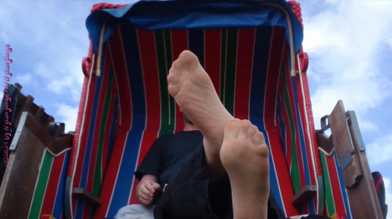 Carmen_Nylonjunge: Snapshot of my nylon feet in the beach chair 1 - Vacation...