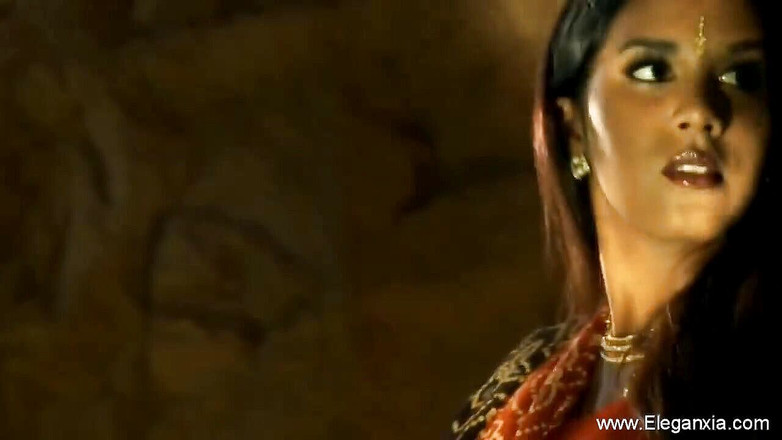 Eleganxia: Incredibile ragazza indiana che si spoglia