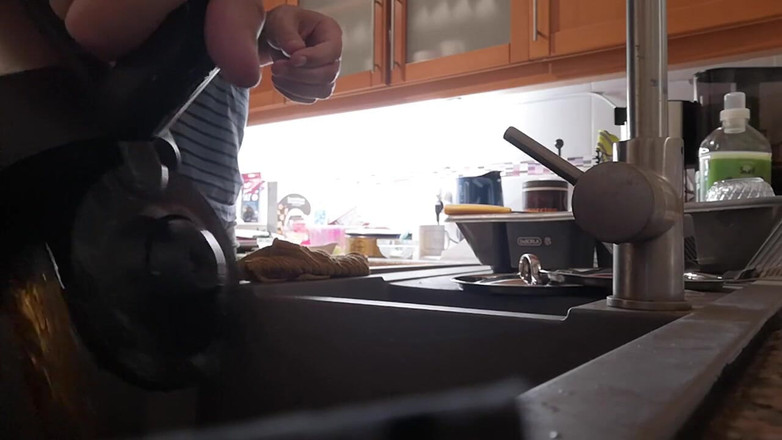 Rafael Torreano: 朝 キッチンのシンクにおしっこを