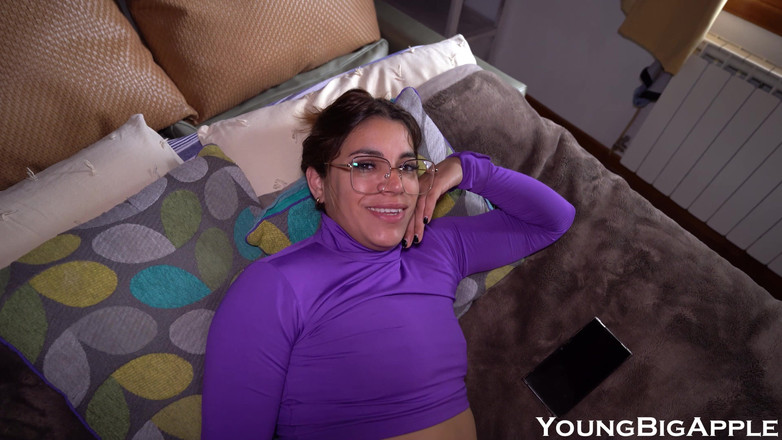 Young big apple: 毕业旅行。我操了那个单身女孩。