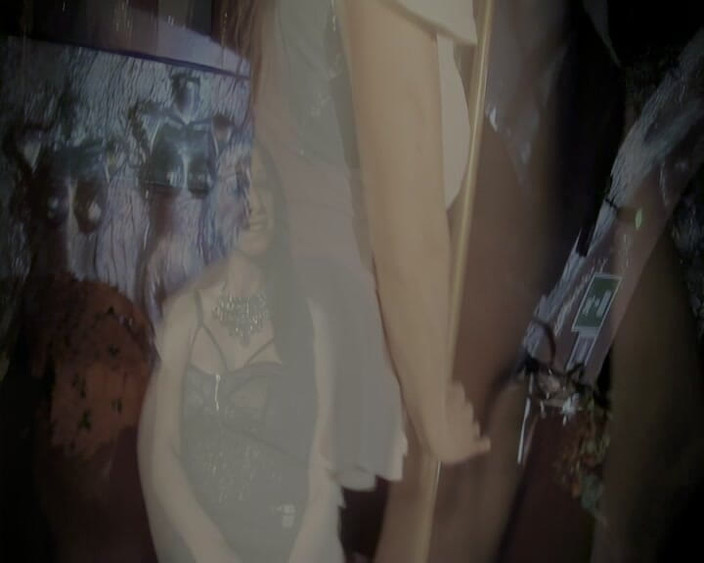 pornitaliangraffiti: Berambut perang dan berambut coklat menikmati dildo di kelab malam