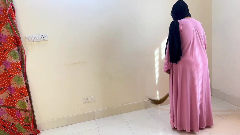 Aria Mia: ホテル掃除の女の子が私をオナニーしているのを捕まえました、そして私は彼女が彼女のアナルファックで私がイクのを終えるのを助けることに驚きました