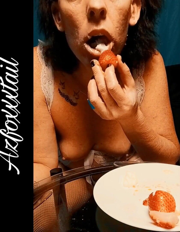 AzFoxxxTailPhelicia: Panna montata alle fragole 2
