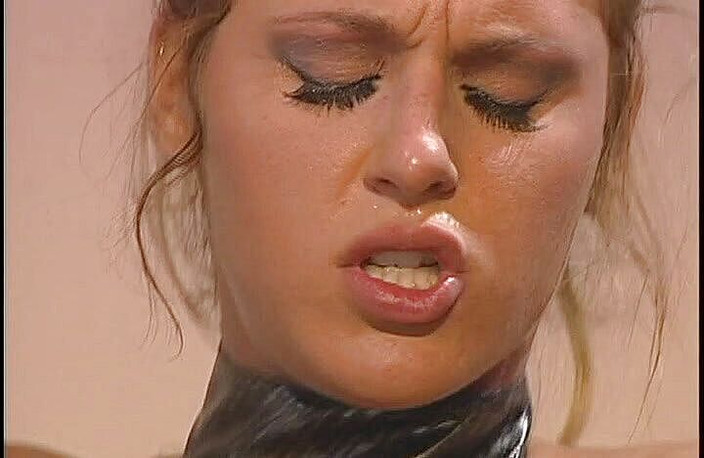 Perfect Porno: Cô hàng xóm trẻ tóc vàng mạnh bạo dang rộng...