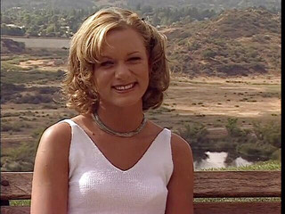 Teen Seduction: Rubia de aspecto inocente prefiere pecho peludo