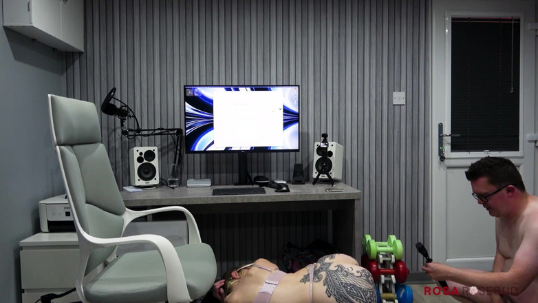 rosarosebud: Office slut # 2- succhiare il cazzo del capo