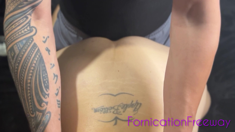 FornicationFreeway: Big Booty MILF dostaje jej tyłek naoliwiony i wcierany | Wszechostwofreeway