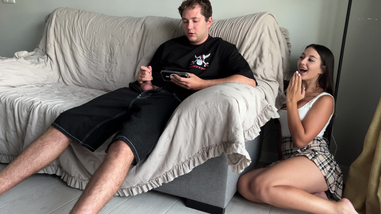 Sugary Kitty: 继妹恶作剧失败了，她想要吓唬继兄弟，但他开始看色情片和撸管，以为他一个人！