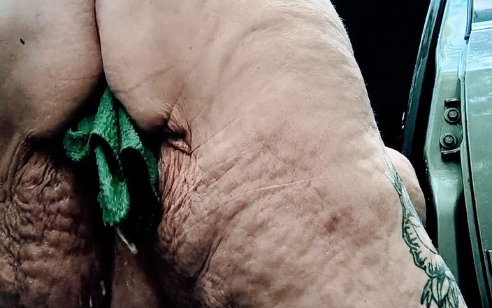 HerculesnVENUS: 露营流浪汉菊花里充满了精液，最好在任何人面前洗干净