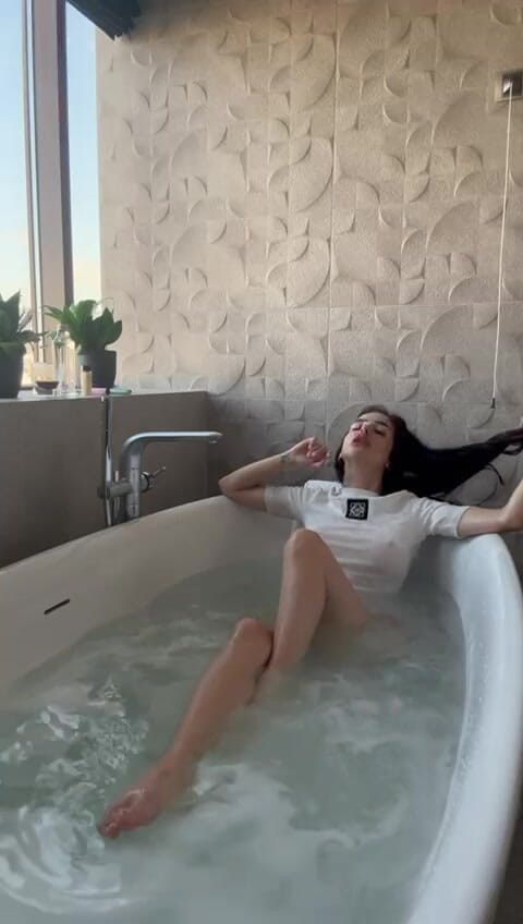 silicone_brunette: Slečna Mokré tričko vás škádlí v bathubu