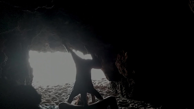 Magia Rosa: Couple recorded at the beach, inside the cave