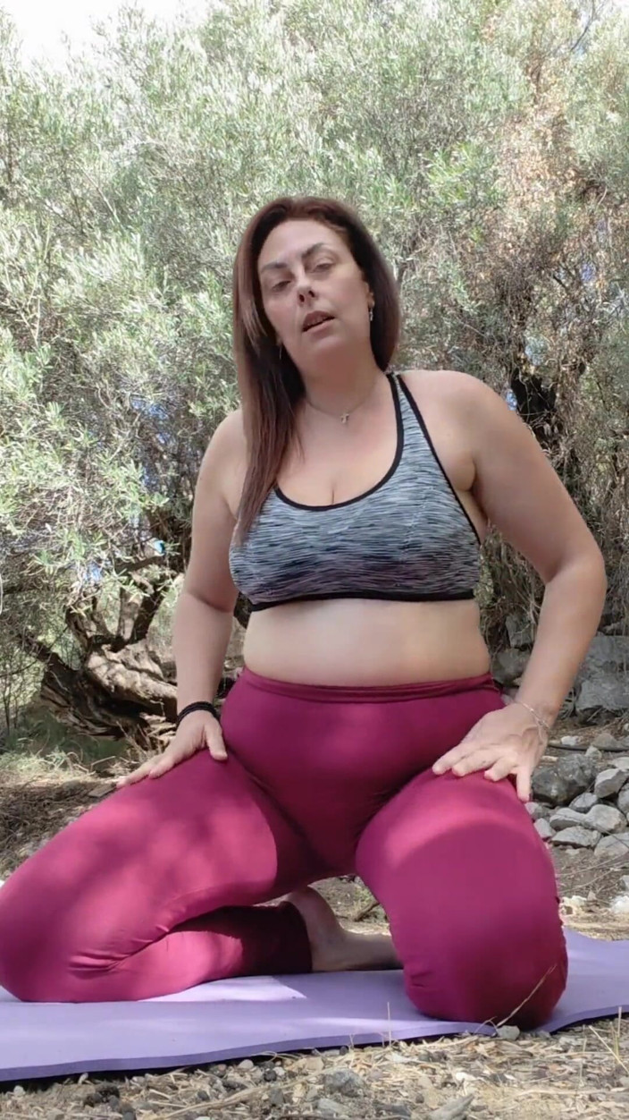 Jessica Reeves: 34 वर्षीय बड़े स्तनों वाली गोल-मटोल चोदने लायक मम्मी योग कर रही है और सार्वजनिक पार्क में हस्तमैथुन कर रही है