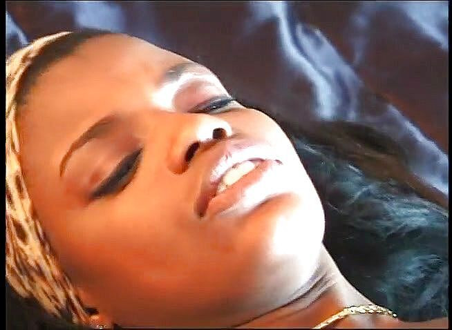 VOP Porno: Dvě nezbedné ebenové lesbičky si navzájem lízají kundičku