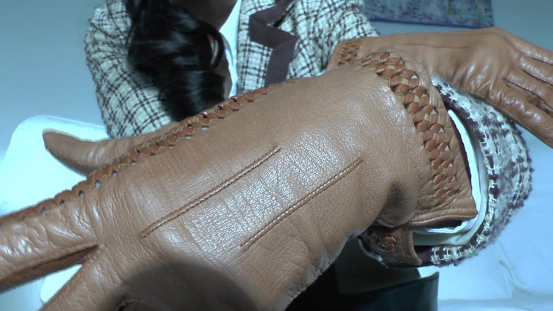 Lady Victoria Valente: Lấy tâm trạng cho buổi tập: được phép ngửi găng tay...