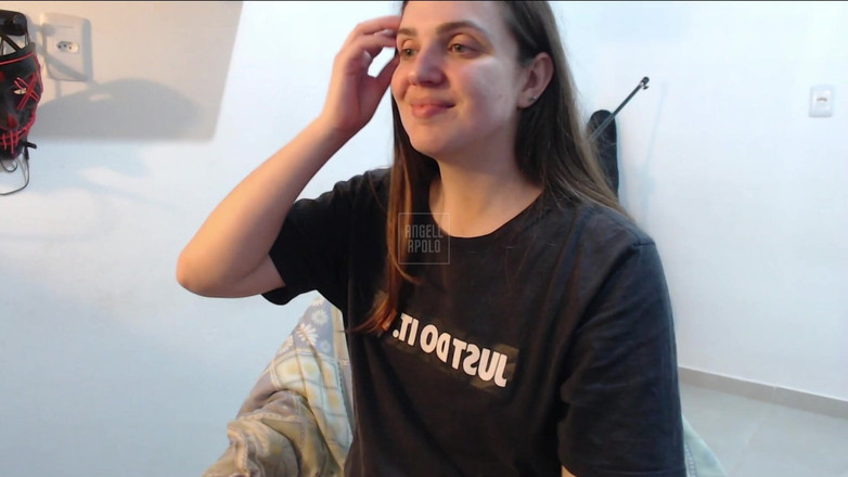 Angell Apolo: Coada blondă dansează în cameră în viu