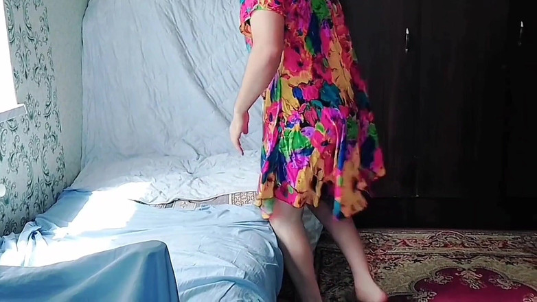 Kitty_Cross: Lelaki pondan nakal dengan pantat besar membongkok perlahan-lambat untuk awak