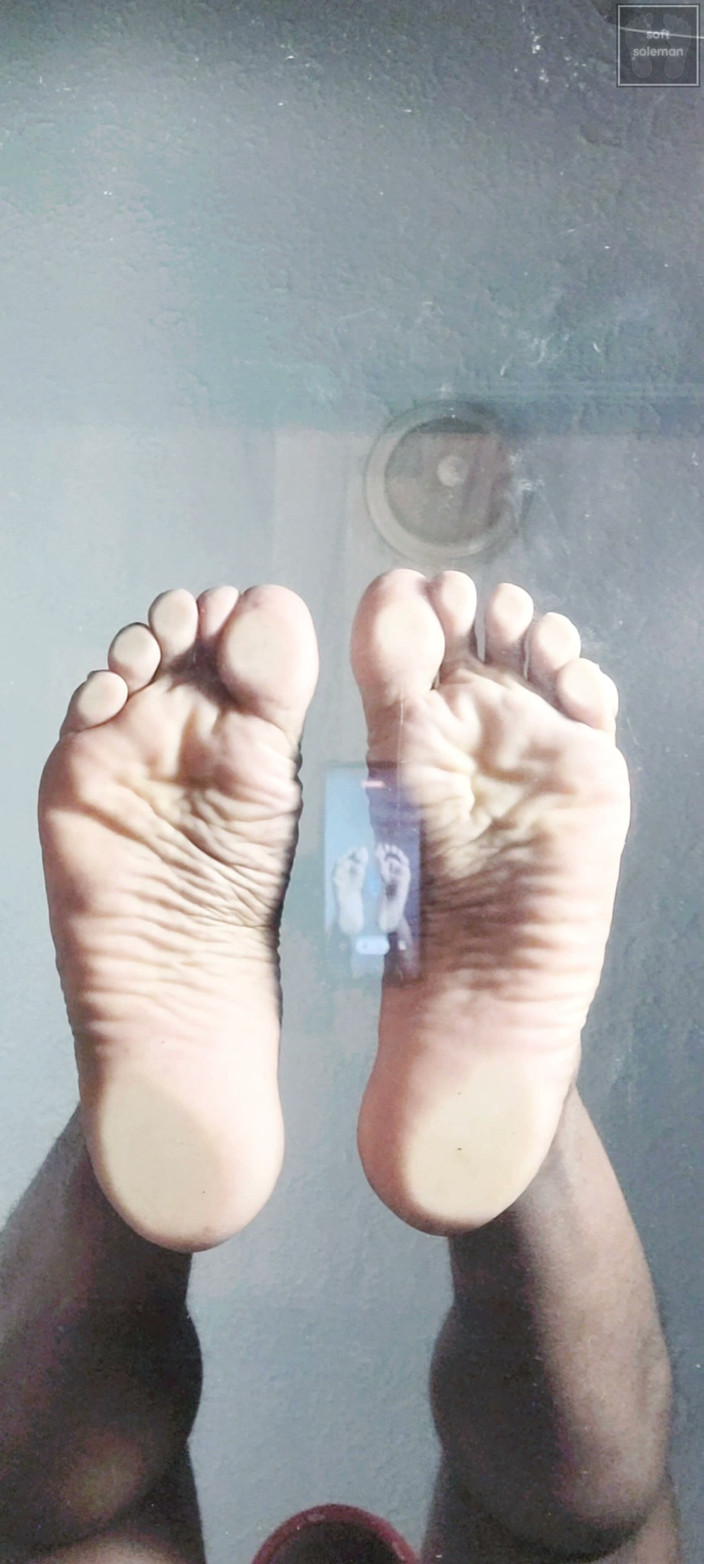 Soft Soleman: Display my soles on the glass table (2026)