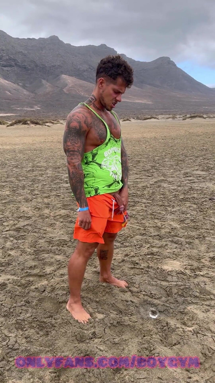 BoyGym: 在海滩上撒尿，我尽量不要被发现