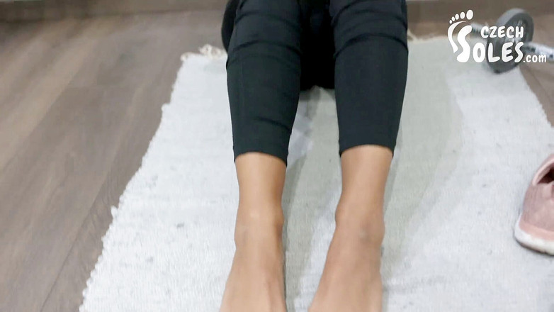 Czech Soles - foot fetish content: 强壮的女孩锻炼和她的小性感脚