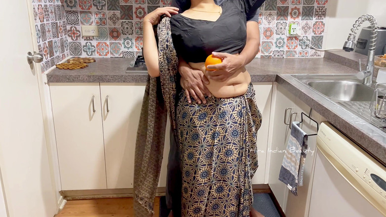 Hot 365 Entertainments: Hottest Erotica Saree Love Making Ever - Sliding Orange Fruit in...