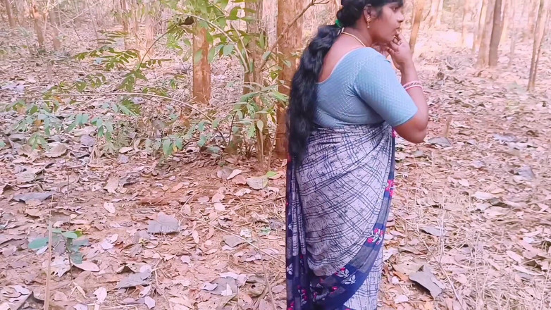 Telugu honey lips: Indischer outdoor-sex. Desi Bhabi fickt ehemann im wald. Telugu dirtytalk.