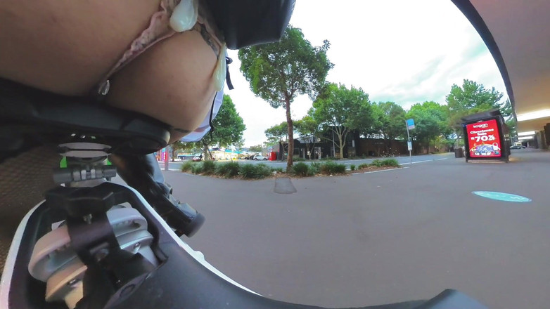 Asiansissypublic: Prins un cuplu de ori în timp ce călăresc în jurul cu...