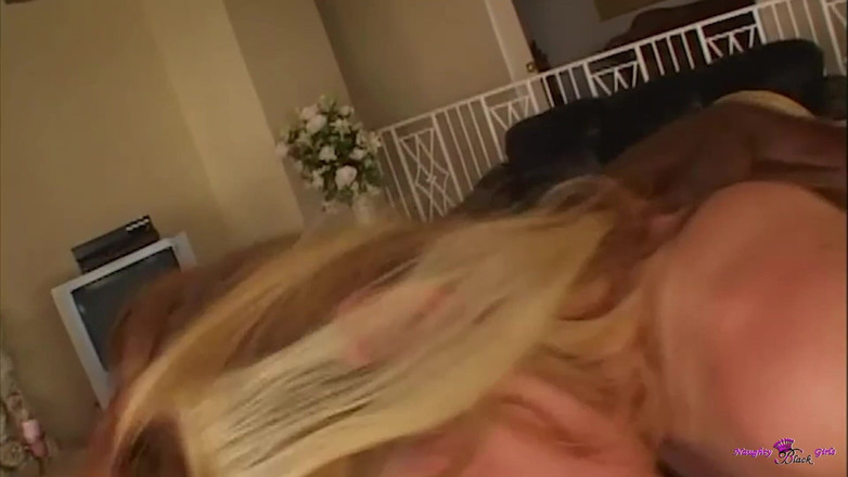 Naughty Black Girls: Lain Oi के पास एक शरीर है और बड़े काले लंड के लिए चूत बनाई गई है