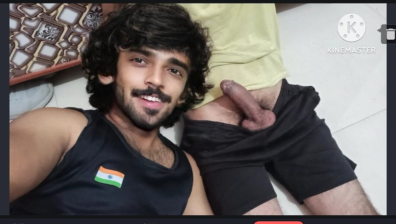 Desi__Panda: Páni, poprvé se dotýkám ptáka svého nevlastního bratra, když masturboval...