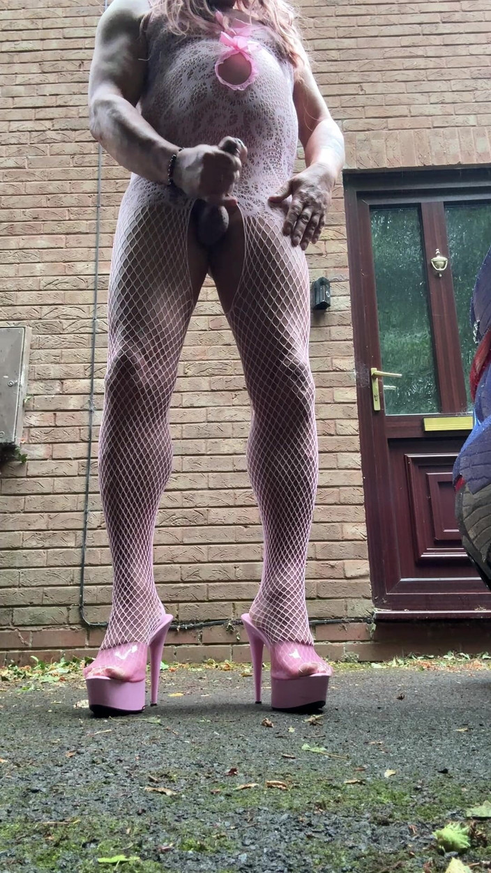 Kellycd2022: Sexy travestiet Kellycd2022 snelle vroege ochtendvideo in roze visnet bodysuit...