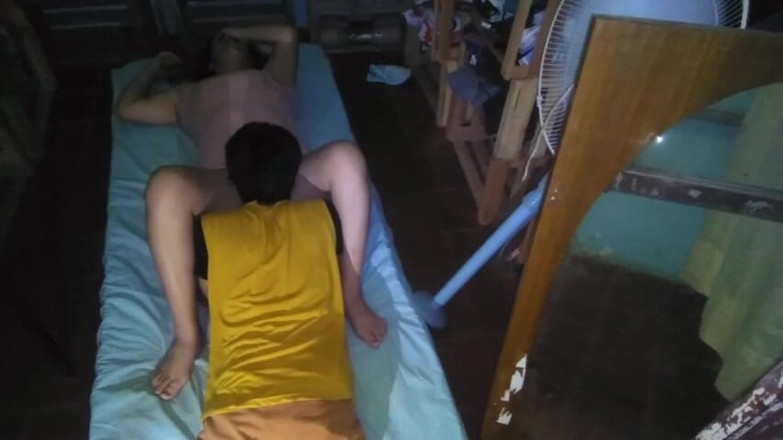 Fitcure1: Aku lagi asik nyepong dan nyepong kontol sahabatku sendiri!