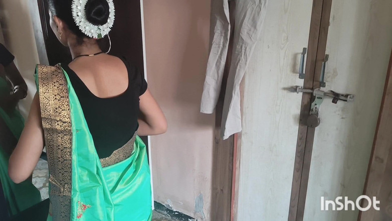 Desishycouple: भारतीय पत्नी हरी साड़ी में तैयार हो रही है। भाग 1