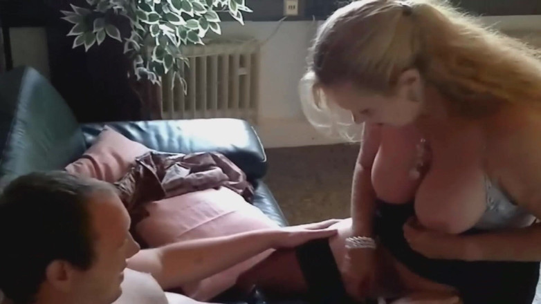 Monde Francais: Ze is een Franse amateur-babe die diep in de keel...