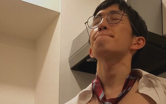 TheHOLE in Fukuoka: Dopo il lavoro si masturba e viene appoggiata a casa