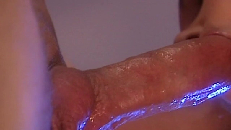 ORGASMX: Vòi phun nước tóc vàng bùng nổ trong khi đập mạnh