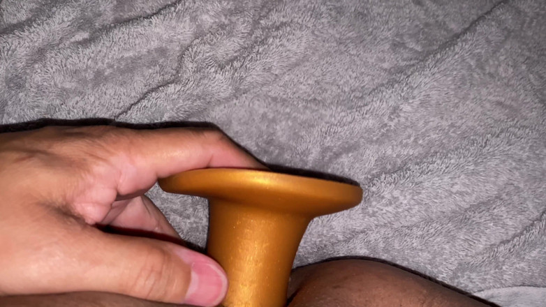 MrNomames: Tomando um plug anal longo