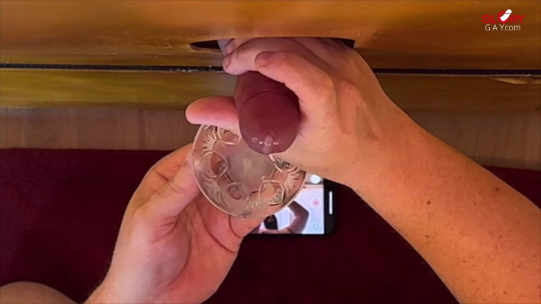 GLORYHOLEGAYS: Papa qui donne une fessée au gloryhole : Son épais piston remplit...