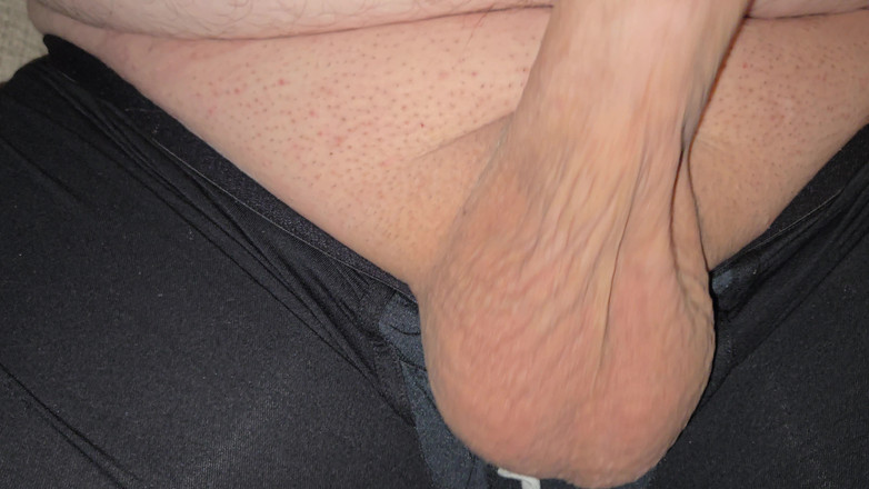 AssPlayLove: Il cazzo vestito viene accarezzato