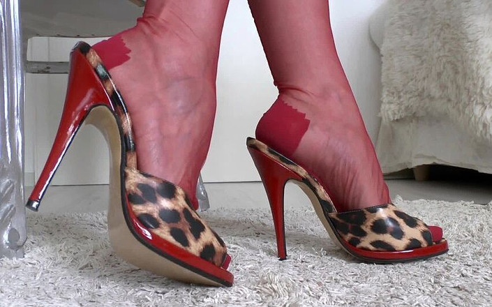 Lady Victoria Valente: JOI stříkání na moje červené nylonové nohy v sexy mules
