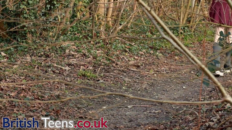 British Teens: 숲에서 오줌 싸는 영국 18살 여대생