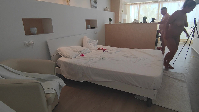 Alex e Bianca: 継母が休暇中に、寝取られ夫を待つ間に継息子に犯される