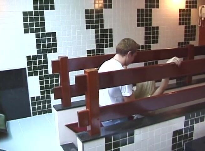 Chicks with Dix: Atemberaubende blonde transsexuelle knallt geilen twink