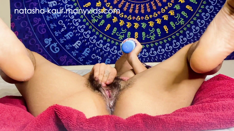 Natasha Kaur: Harig Indisch meisje rekt haar poesje uit