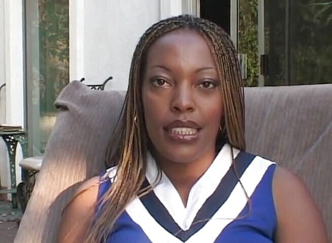 Cockleaders: 大きなお尻黒檀チアリーダーが吹いて、屋外で大きなコックに乗る