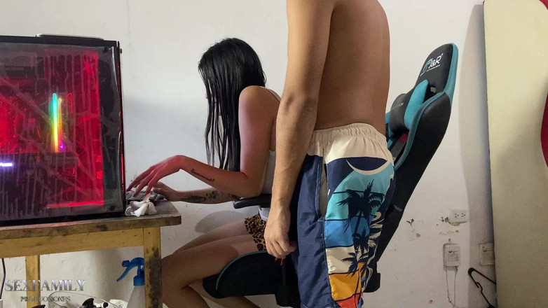 Foxxx: Moje nevlastní sestra je doma v kanceláři a přicházím ji...