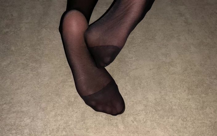 Gloria Gimson: 발 페티쉬 연인을 위해 검은 색 나일론 팬티 스타킹을 입고 섹시한 다리를 보여주는 소녀
