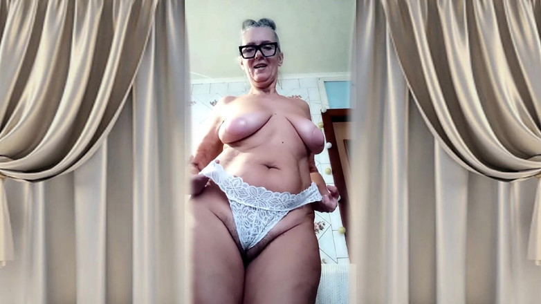 Lukerya: Зріла, приваблива домогосподарка Лукерія демонструє свої величезні натуральні груди і лобкове волосся на кухні.