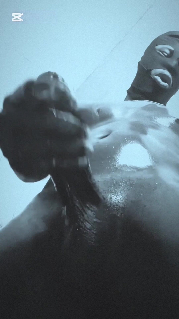 Bbc-godaddy: 第1部分 大黑屌主育种者粗暴地抚摸和敲打他的大鸡巴直到他干